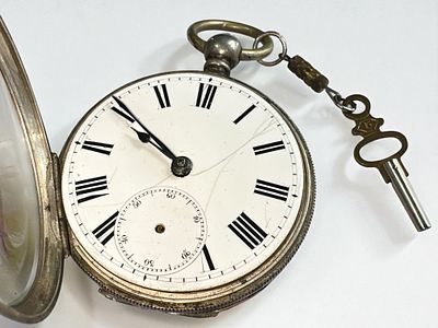 שעון כיס עתיק מהמאה ה19 עשוי כסף טהור, מנגנון Fusee במצב עבודה תקין כולל מפתח מקורי. מחוג שניות 