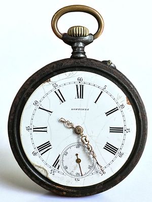 שעון כיס עתיק תוצרת לונג'ין Longines. קייס השעון עשוי Gun Metal. השעון אינו במצב עבודה (גלגל 