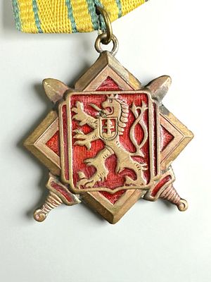מדליה / עיטור מקורי, מלחמת העולם השניה. אורך כולל סרט: 9 ס"מ. 
אורך מדליה: 4.5 ס"מ.
