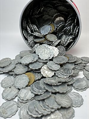 קופסה מלאה במטבעות אגורה. המטבעות לא נבדקו
