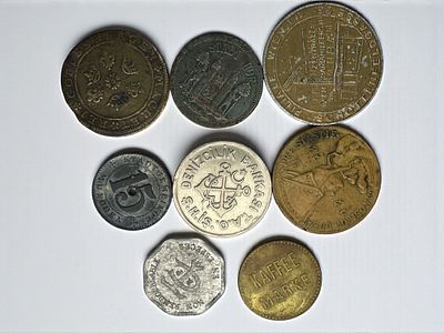 8 טוקנים עתיקים כולל טוקן מהמאה ה18.
