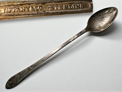 כפית עשויה כסף סטרלינג 925 תוצרת טיפאני Tiffany & co. . אורך: 16 ס"מ. 
משקל: 27 גרם.