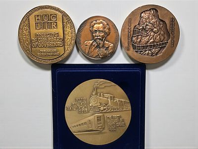 4 מדליות ברונזה כולל מדליית שלום עליכם.