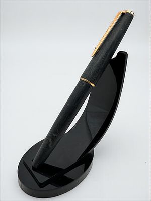 עט נובע תוצרת מונבלאן Montblanc, גוף עשוי עץ, ציפורן זהב 14k.