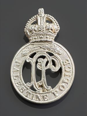 תג כובע משטרת פלשתינה, מצב טוב. אורך: 4.8 ס"מ.