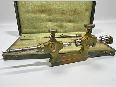 כלי Jacot Lathe (לעיתים נקרא גם Jacot Tool) הוא כלי עבודה מסורתי לשענים (watchmakers), המשמש 