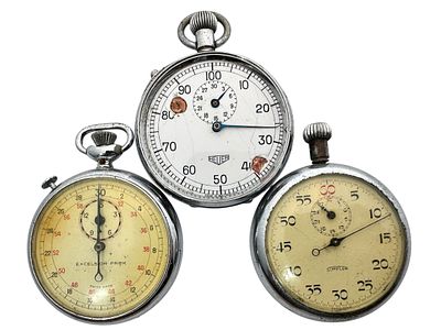 3 שעוני עצר (סטופרים) שווייצרים מוקדמים כולל אחד תוצרת Heuer. אינם תקינים (לHeuer חסרה זכוכית.)