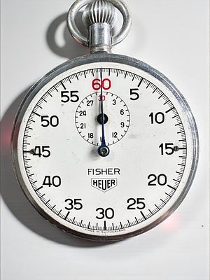 שעון עצר (סטופר) שווייצרי תוצרת Heuer. מנגנון מכני לא במצב עבודה (מחוג מתאפס, קפיץ מתיחה תקוע). 