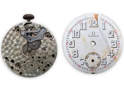 לוח ומנגנון שווייצרים עתיקים תוצרת אומגה Omega. שנות ה30 בקירוב. קוטר: 26 מ"מ.