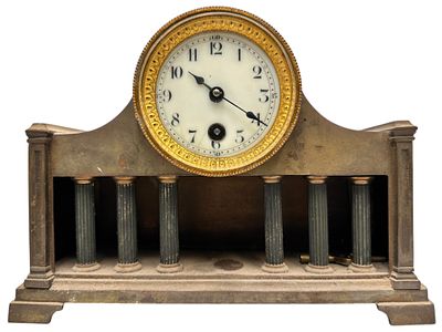 שעון אח עתיק בצורת מבנה רומי. סוף המאה ה19 / לא נבדקה תקינות (מפתח מתיחה חסר). מידות: 24x8x21 ס"מ.