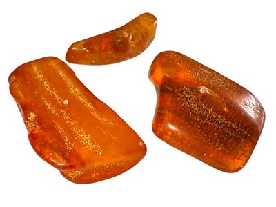 3 גושי ענבר בלטי טבעי.