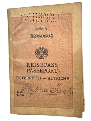 דרכון אוסטרי שנת 1938 כולל חותמות כניסה לפלשתינה ובולים רבים.