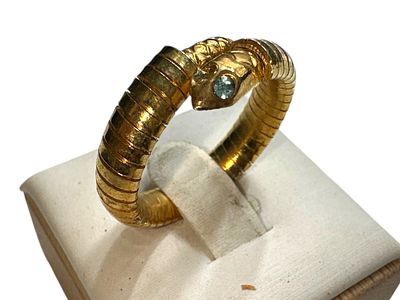 טבעת מצופה זהב בצורת נחש.