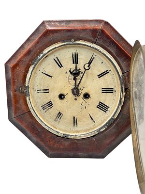 שעון קיר גרמני מצלצל תוצרת Junghans. לא נבדקה תקינות (מפתח מתיחה חסר). תחילת המאה ה20. מידות: 
