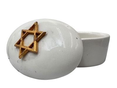 קופסת פורצלן ישנה מעוטרת מגן דוד, ככל הנראה ישראלית. מידות: 7.5x4 ס"מ.