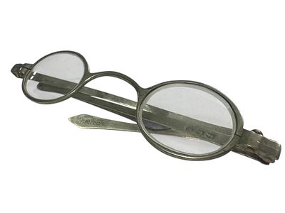 משקפיים עתיקים עשויים ידיות מתקפלות. 22 ג
