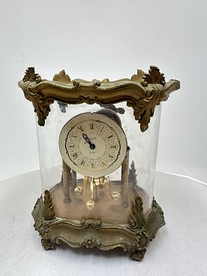 שעון שולחני גרמני ישן, מנגנון מכני לא במצב עבודה (מפתח מתיחה תקוע). מידות: 15x18 ס"מ.