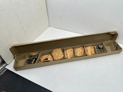 לוט מנגנונים של תיבות נגינה מיניאטוריות ישנות.