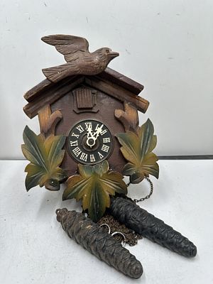 שעון קוקיה מגולף, ככל הנראה היער השחור שנות ה30. מצב טוב - לא נבדקה תקינות. מידות: 23x18 ס"מ.