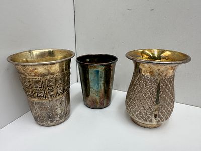 3 כוסות קידוש עשויות כסף סטרלינג 925. חתומות. גובה: 8, 8, 6 ס"מ. 
משקל: 130 גרם.