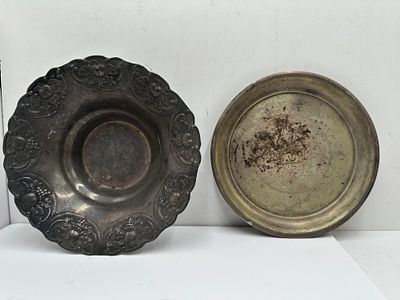 שני כלי כסף - צלחת כסף 833 וקערת כסף סטרלינג 925. חתומים. 18 
משקל: 214 גרם.