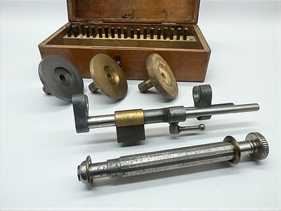 מלטשת ברגי שעונים תוצרת lorch & schmidt, שנות ה50-60. מארז עץ מקורי. מידות מארז: 20x10 ס"מ.