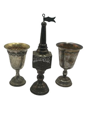 מגדל בשמים עשוי כסף סטרלינג 925 ו2 גביעי קידוש עשויים כסף 800. משקל כולל: 145 גרם.