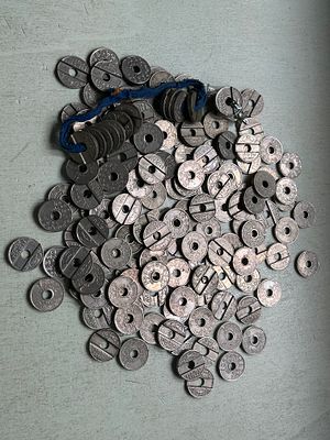 לוט ענק של אסימוני טלפון, למעלה מ- 120 יחידות.