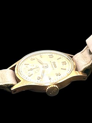 שעון נשי עשוי זהב 14k, תוצרת דוקסה Doxa, מנגנון מכני במצב עבודה תקין, חוגת שניות נפרדת, . שנות 