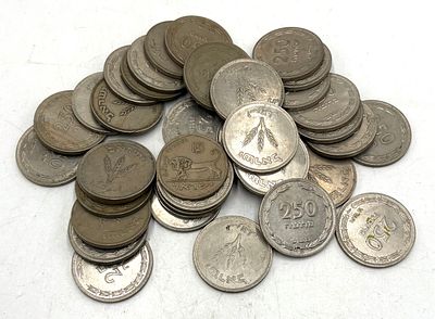 40 מטבעות ישראל, רובם ע"ס 250 פרוטה.
