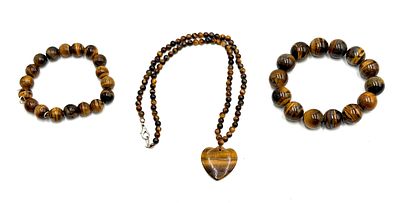 מחרוזת, תליון ושני צמידים עשויים אבני Tiger Eye.