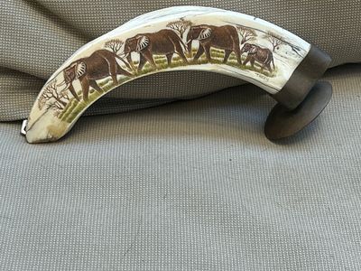 פסלון עשוי שן חזיר בר מעוטר עבודת scrimshaw המציגה סצנה של עדר פילים' חתום ע"י ידי האמן - taffy 