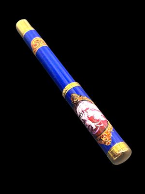 עט נובע צרפתי מדגם waterman lady anastasia, דגם לא שכיח משנות ה- 90 , הגוף מעוטר הדפס בדוגמת קמאו.