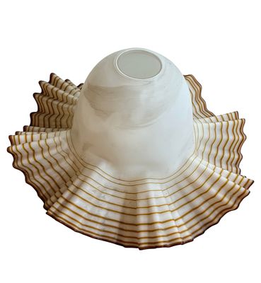 אהיל זכוכית מורנו איטלקי Murano Pamono מעוטר קפלי זכוכית, שנות ה70. ללא פגמים. אורך השוליים: 33 ס"מ.