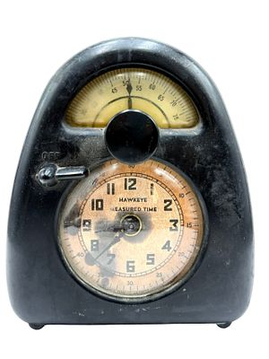 שעון מעורר וטיימר עשוי בקליט, בעיצובו של הפסל והמעצב התעשייתי איסמו נוגוצ'י Isamu Noguchi. 