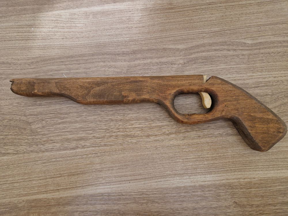 Lot 192: kids wooden rubber band gun