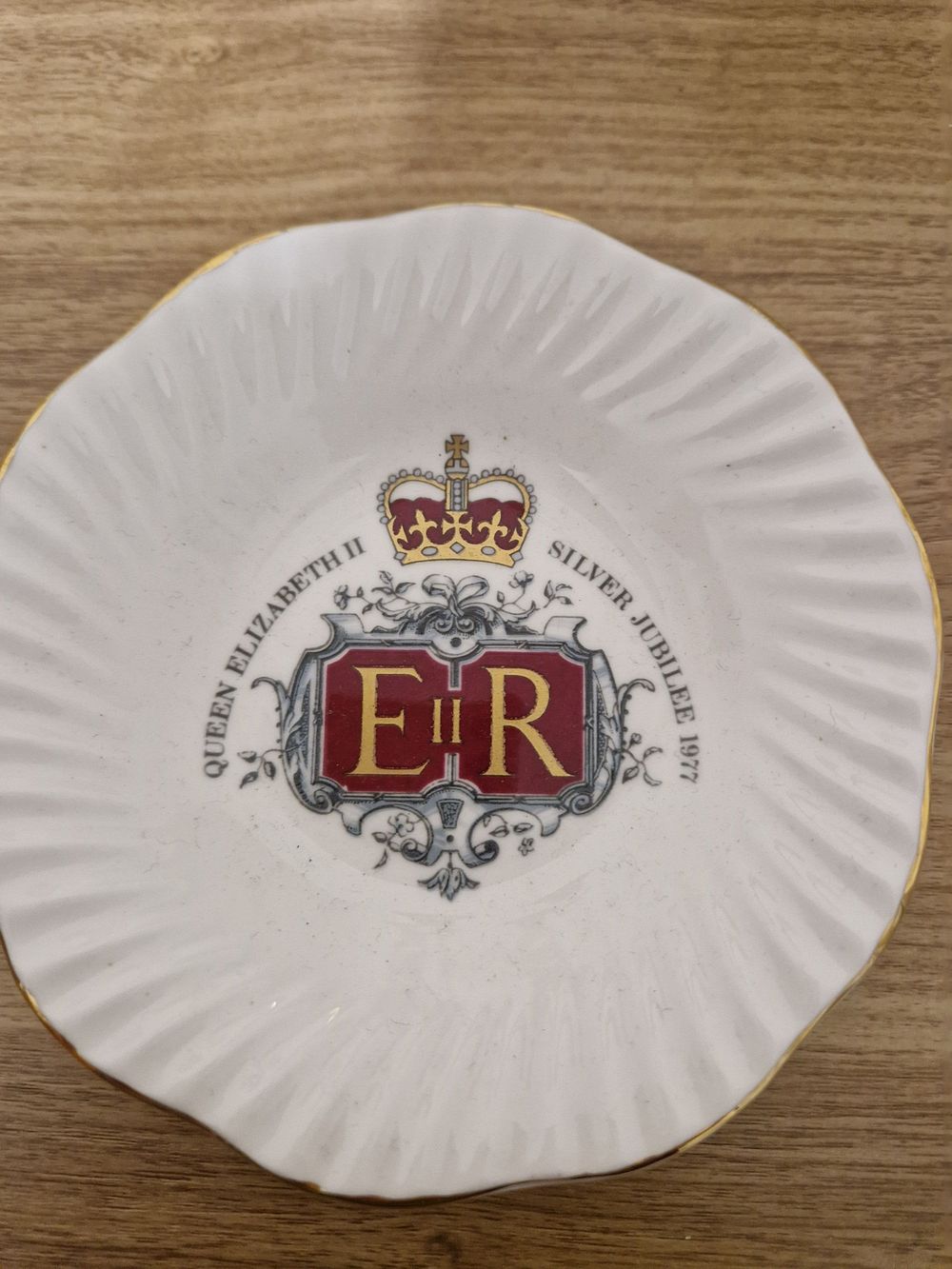 Lot 197: Small vintage queen Elisabeth plate