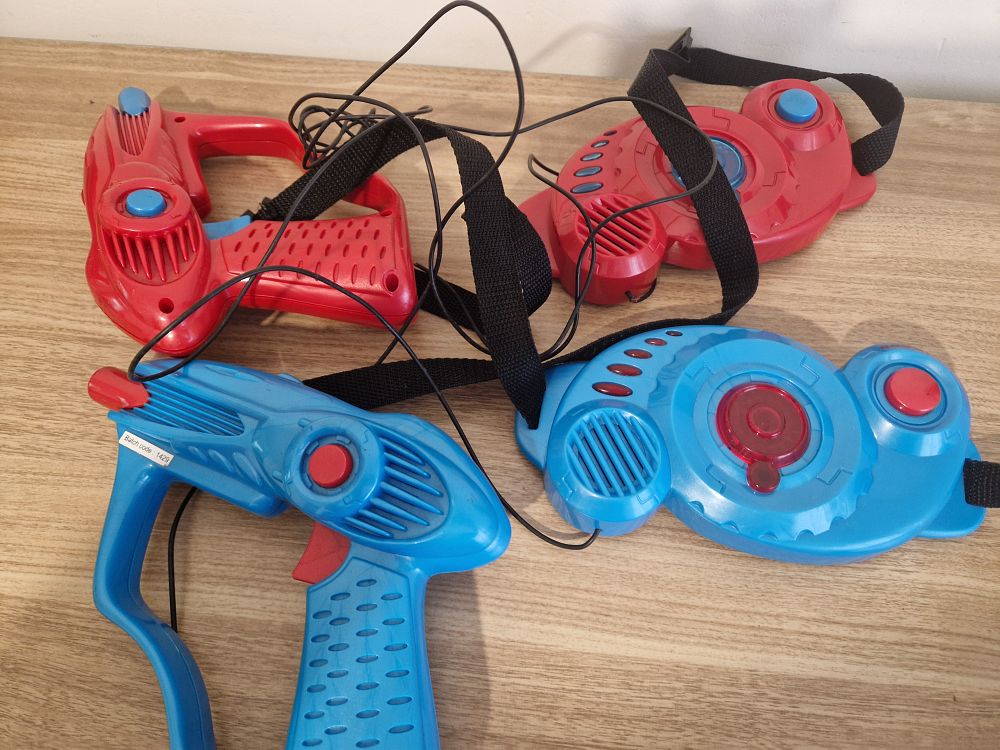 Lot 198: Laser guns set