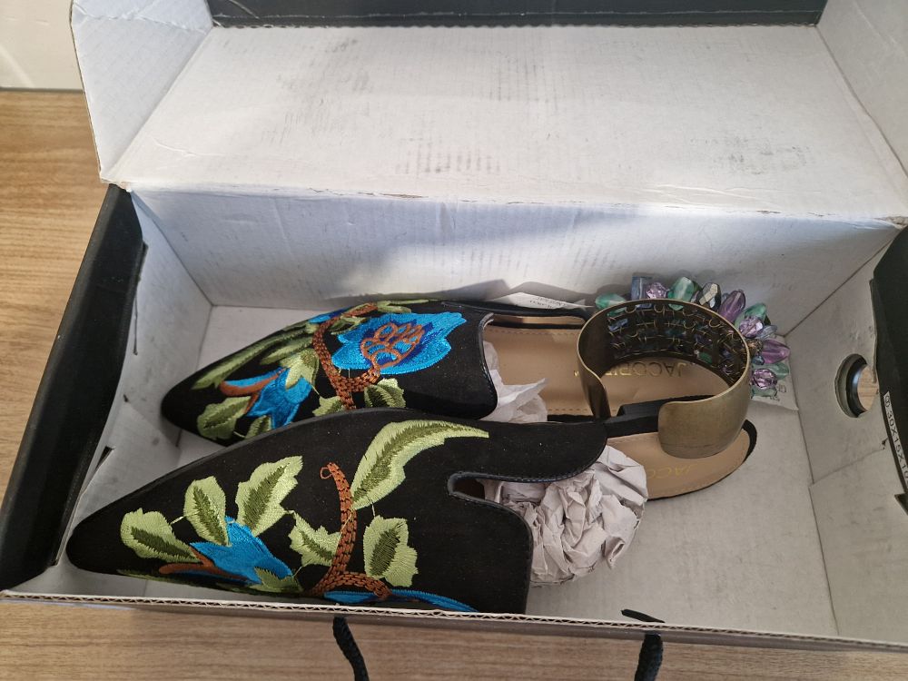 Lot 215: Women's shoes size 7