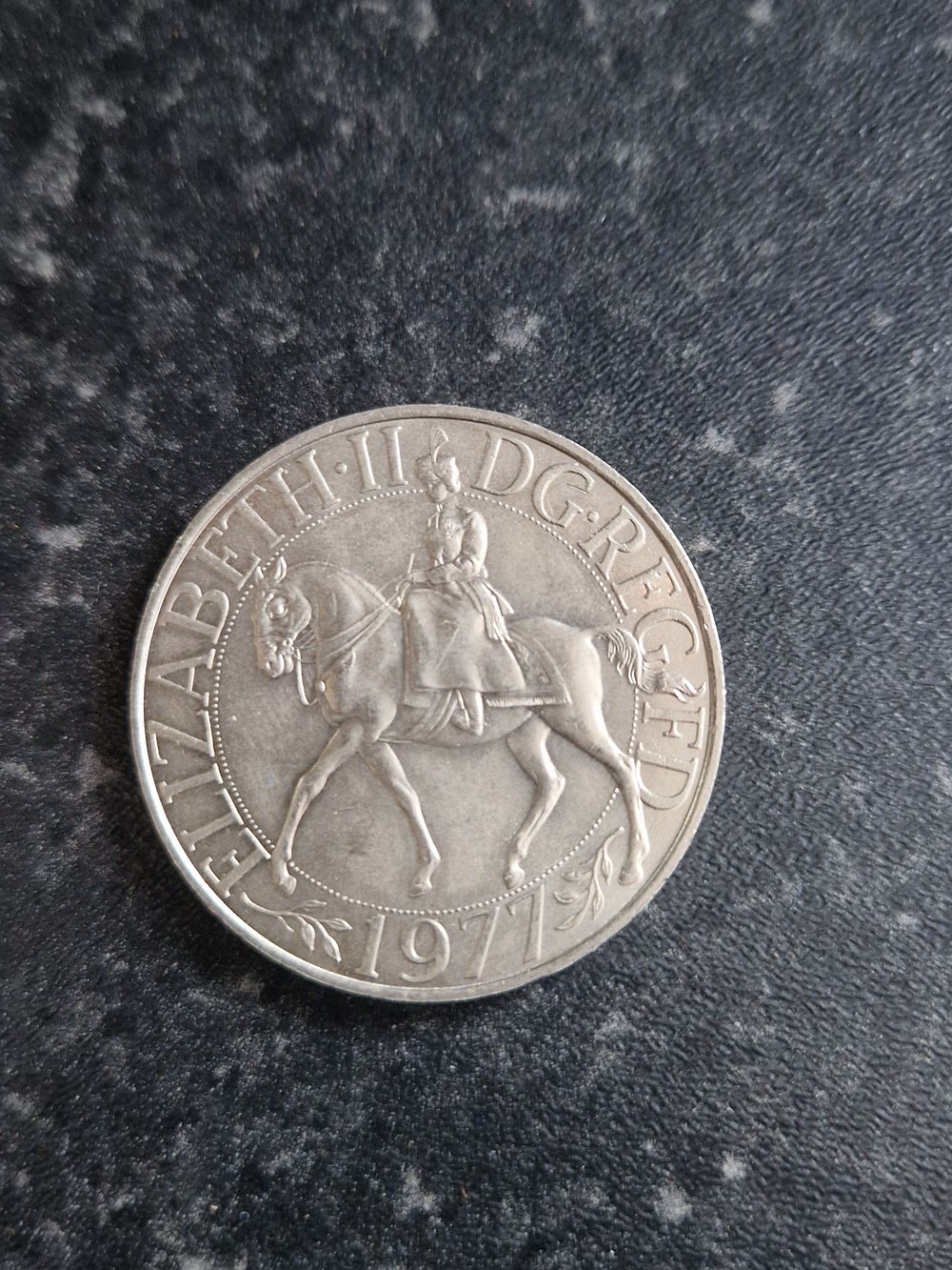 Lot 228: Elisabeth crown 1977