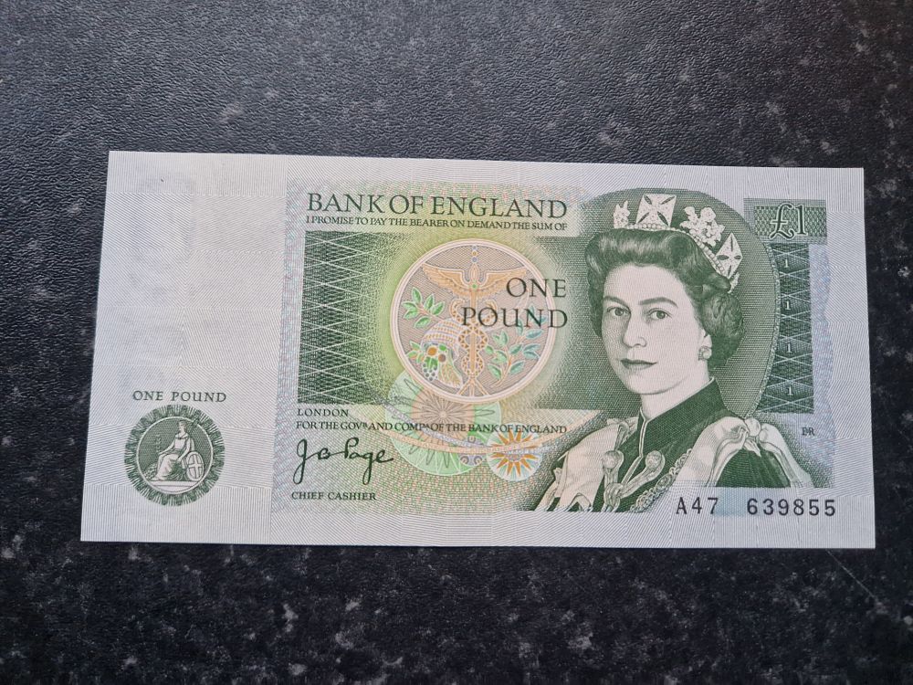 Lot 253: Bank of England one pound note
