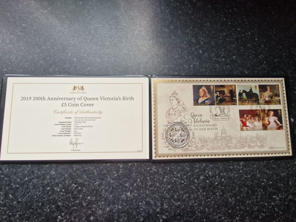 Lot 267: Queen Victoria £5 cover