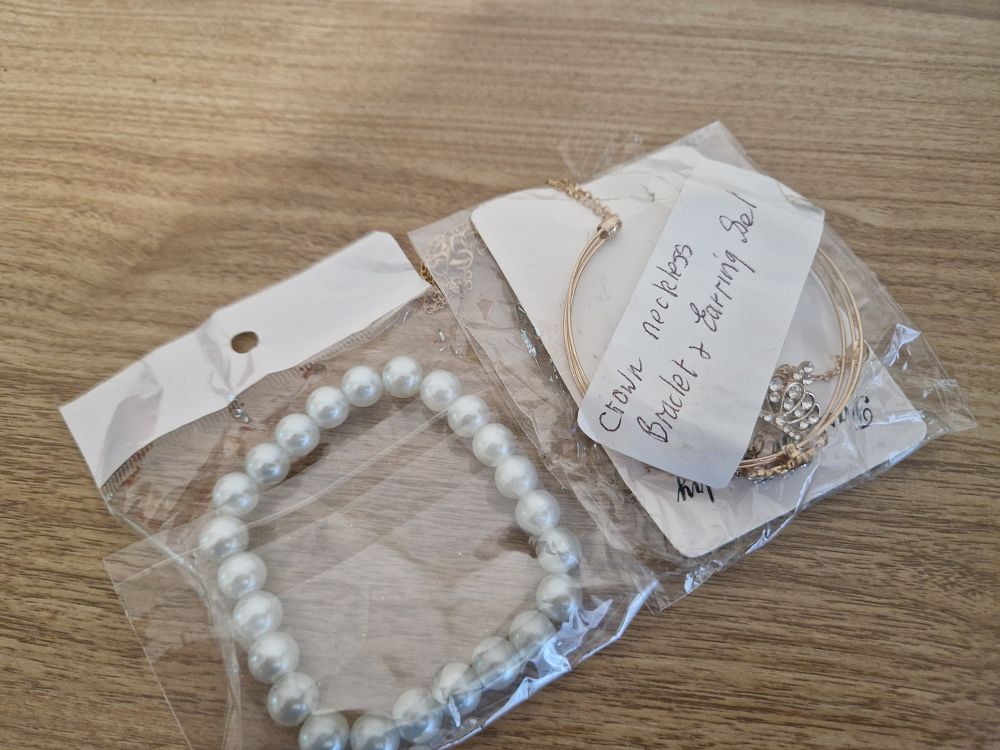 Lot 155: Small job lot of jewellery