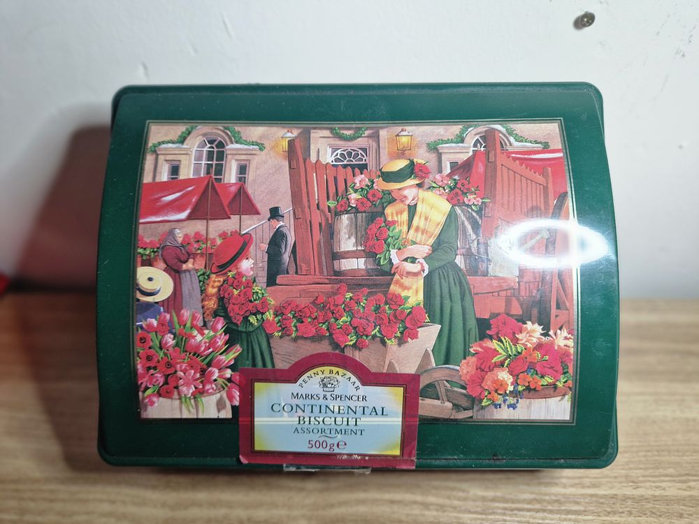 Lot 195: vintage style tin box