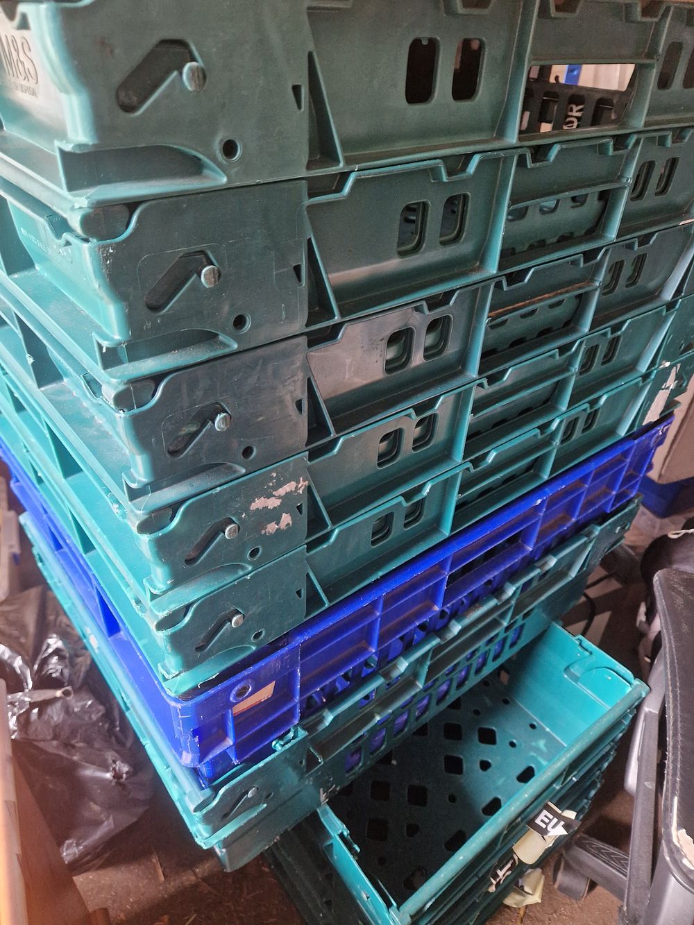Lot 210: Job lot of crates