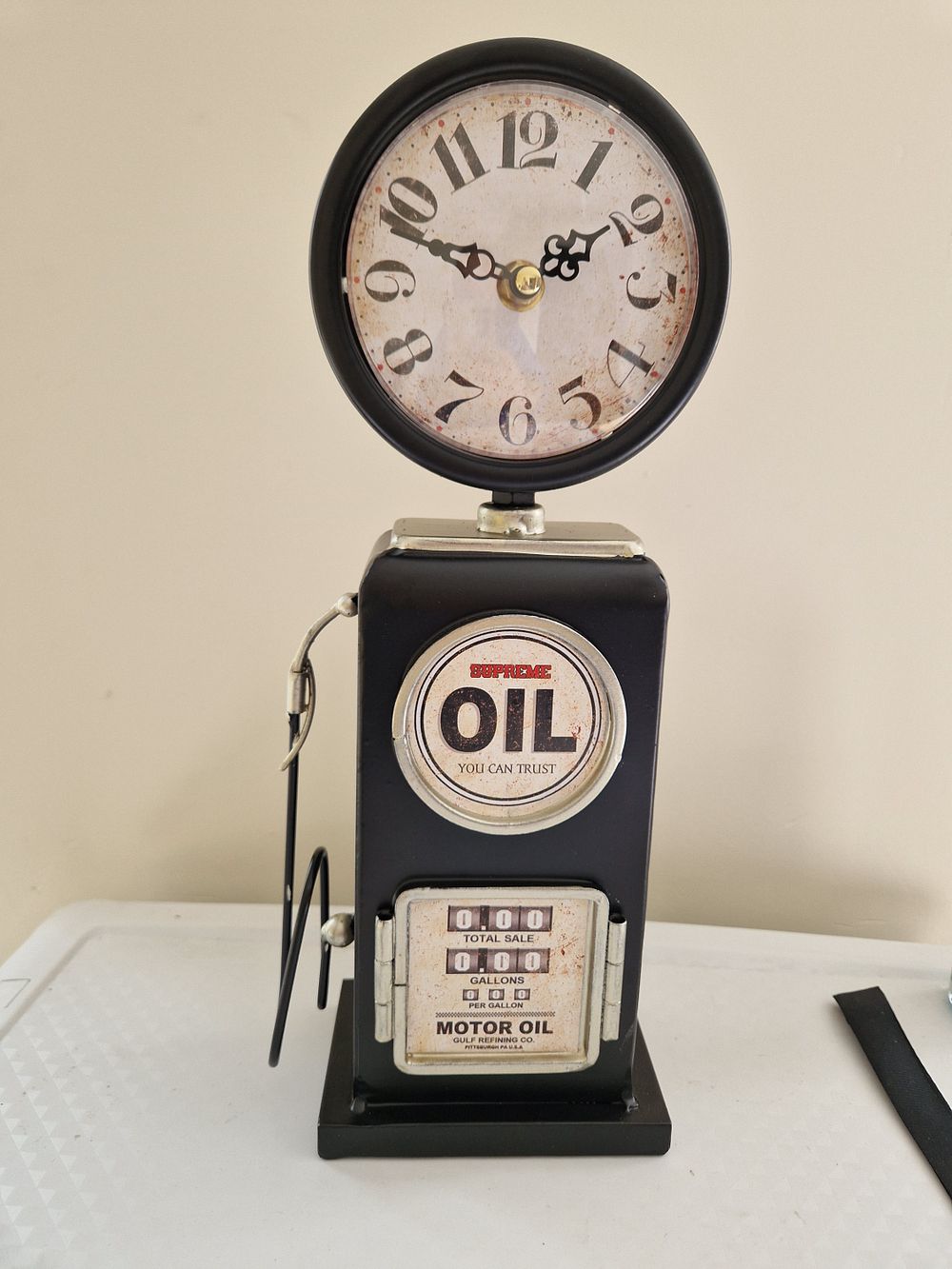 Lot 211: oli clock