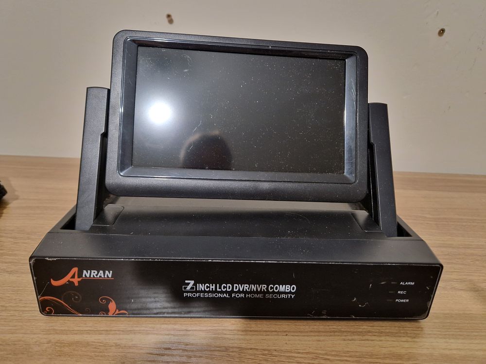 Lot 220: Anran 7inch lcd dvd/nvr combo home security system