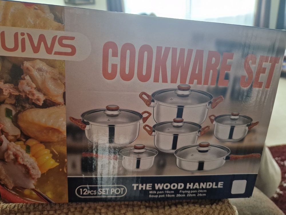 Lot 253: 10pc pan set