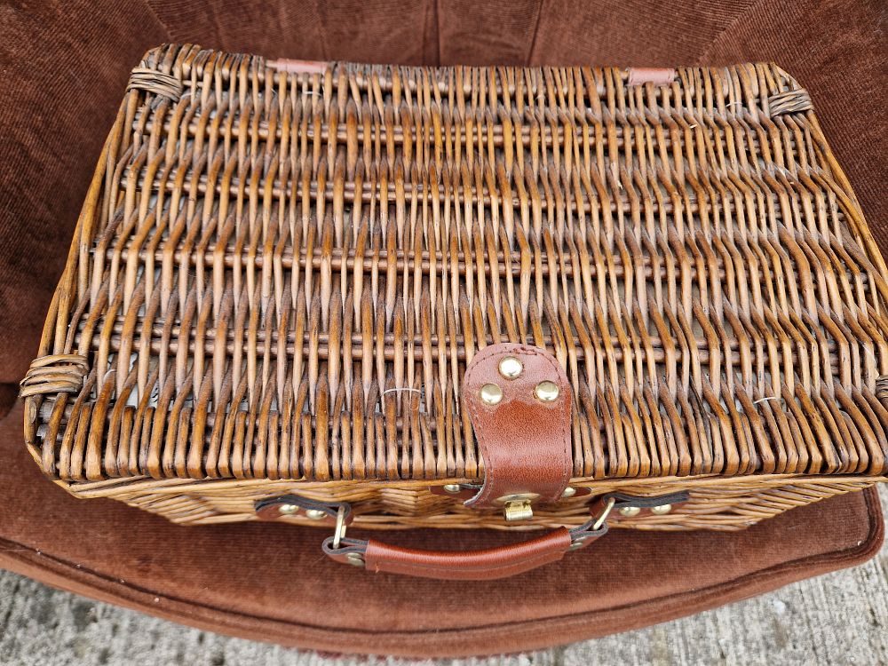 Lot 287: small wicker basket