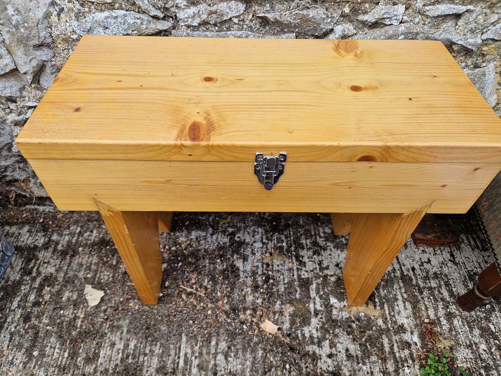 Lot 289: Small wooden bench
